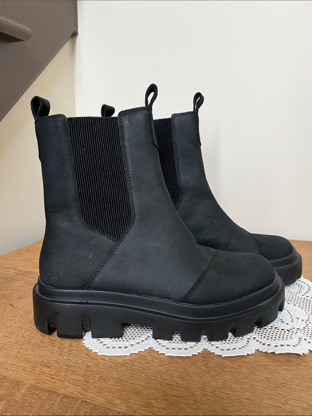TOMS Rowan Chelsea Boots Black Leather Women’s 8 Chunky Lug Sole Goth Grunge